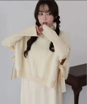 크림색 오버 사이즈 니트 긴팔