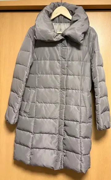 그레이 후드 부착 다운 자켓 무릎 위 길이
