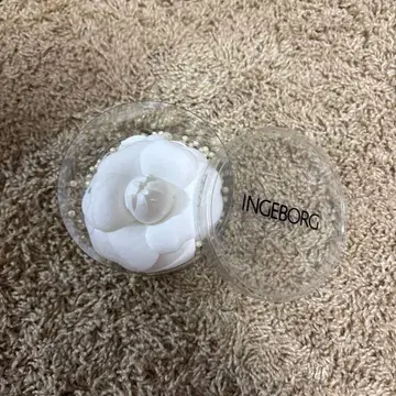 INGEBORG 화이트 꽃 모티브 브로치