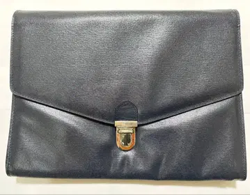 J.Lindeberg 블랙 플랩식 클러치백