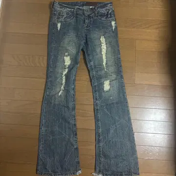 부츠컷 데님 데미지 가공 날개 자수 AGATE LABEL