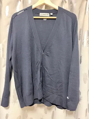 유니클로 안야 힌드마치 가디건 L 사이즈