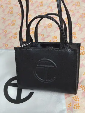 블랙 엠보싱 로고 미니 토트백