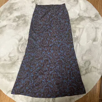 브라운과 파랑 꽃무늬 플레어 롱 스커트