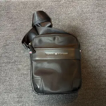 TOMMY HILFIGER 블랙 숄더백