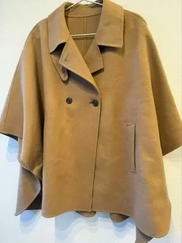 23구 이번 시즌 새상품 [미상애 씨 착용 울 라이트 리버 판초 실루엣