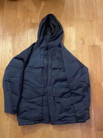 화이트 마운티니어링 하이브리드 다운 오버사이즈 파카