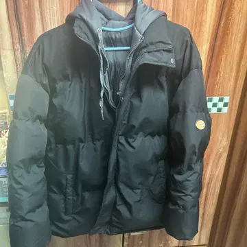 후드 부착 블랙 다운 자켓