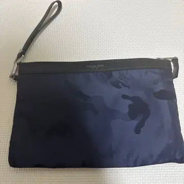 MICHAEL CORS 네이비 카모 패턴 클러치백