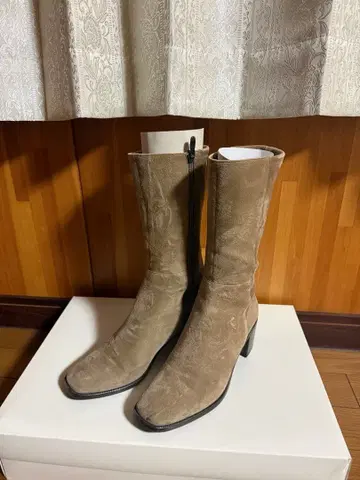 다이애나 베이지 스웨이드 사이드 지퍼 부츠