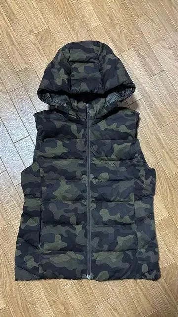 유니클로 카모플라쥬 후드 부착 다운 베스트 여성용 L 사이즈