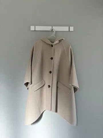 이번 시즌 컨디션 최상 Mila Owen 후드 판초 코트