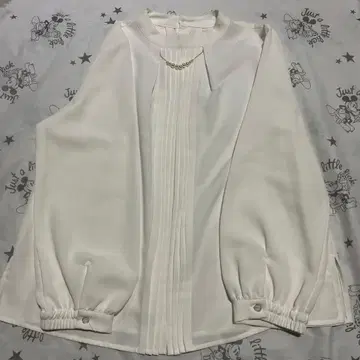 화이트 긴팔 블라우스 플리츠 펄 장식 알파벳