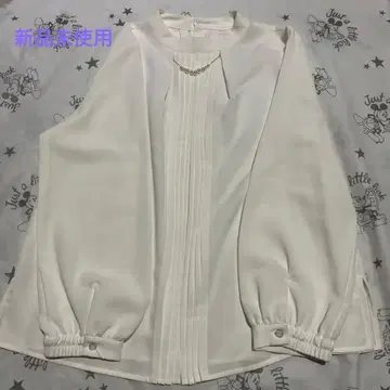 화이트 긴팔 블라우스 플리츠 펄 장식 알파벳