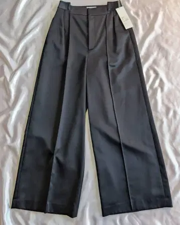 미사용 새상품 IIROT 프론트턱 와이드 팬츠