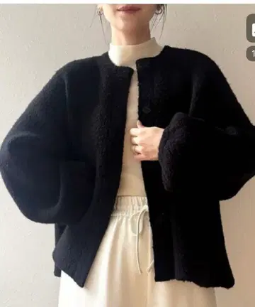 이번 시즌 새상품 비어즐리 퍼프 소매 니트 코트 블랙