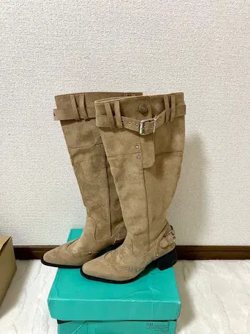 베이지 스웨이드 롱 부츠 버클 포함