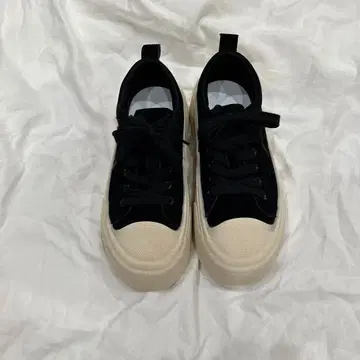 블랙 통굽 벨벳 애로우컷 스니커즈 한국 스트릿