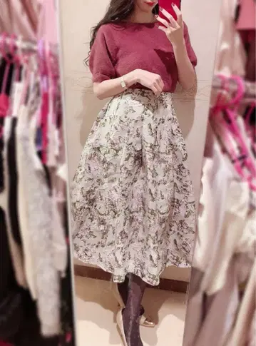 깔끔한 꽃무늬 스커트 x 니트 코디