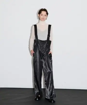 AIC. 에이아이씨 새틴 서스펜더 하이웨스트 팬츠 블랙