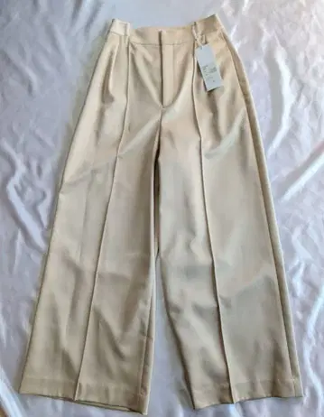 미사용 새상품 IIROT 프론트 턱 와이드 팬츠 아이보리