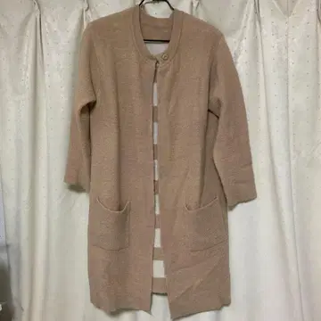베이지 버튼 달린 롱 코트