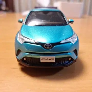 C-HR 색견본 라디언트 그린 메탈릭(녹색)