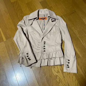 프릴이 달린 베이지 테일러드 자켓