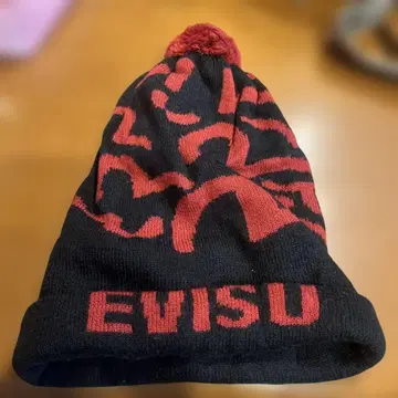 EVISU 모자 꽁지 니트 모자 블랙 레드