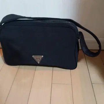 GUESS 블랙 숄더백 새상품급입니다.