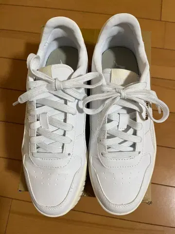 PUMA 화이트 스니커즈