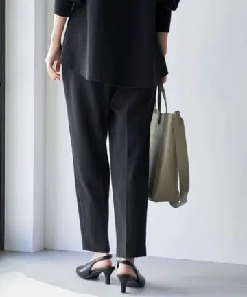 [ 완판템 ] 미사용 새상품 컷 조젯 테이퍼드 팬츠