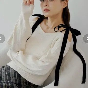 Chico 어깨 리본 오프숄더 리브 니트