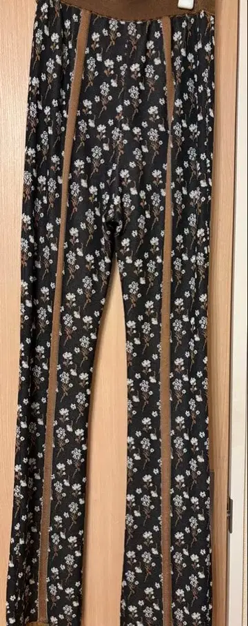 마메쿠로구치 플라워 프린트 슬릿 스키니 팬츠