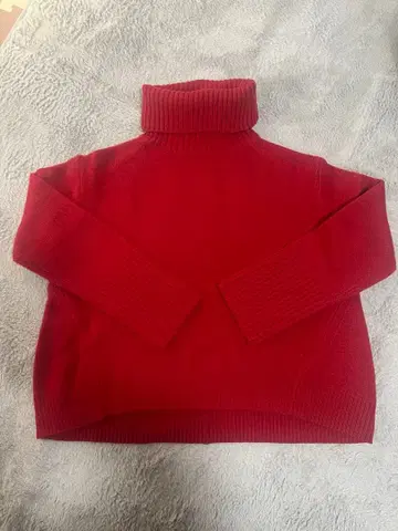 빨간색 터틀넥 니트 apartbylowrys