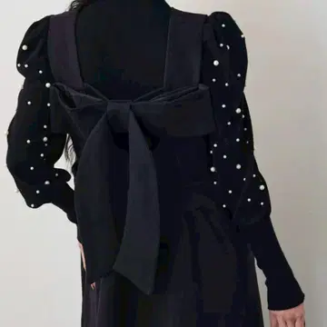 백리본 박스 실루엣 점프스커트 블랙