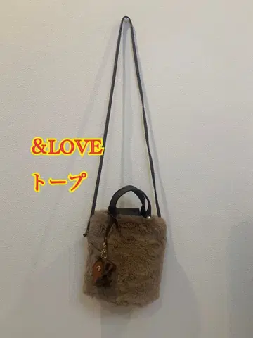 &LOVE 그로브 홀더 포함 복슬복슬 에코 퍼 백