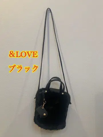 &LOVE 그로브 홀더 포함 복슬복슬 에코 퍼 백 블랙