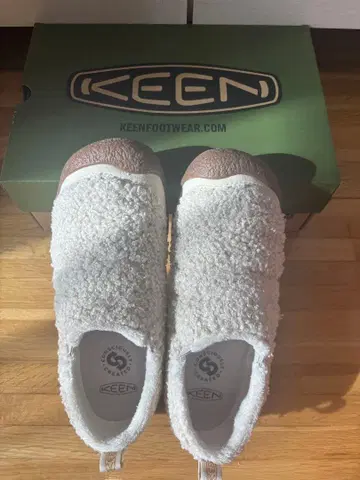KEEN 보아 슬립온 화이트