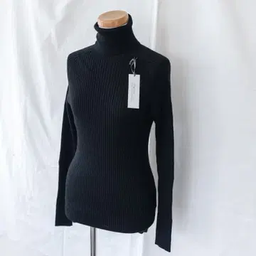 [ 미사용품 ] 허그아워 홀가먼트 터틀넥 스웨터