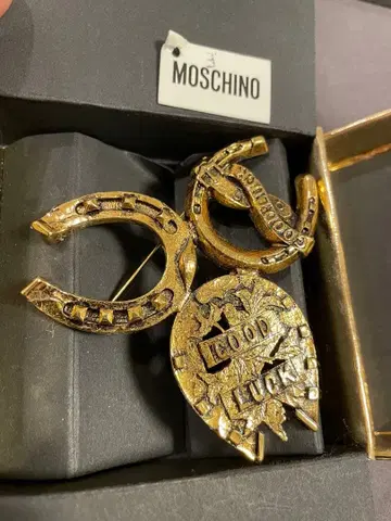 Moschino 골드톤 브로치