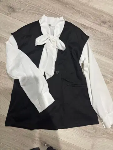 블랙 베스트 보타이 블라우스 포함