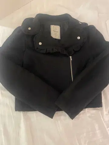 프릴 달린 블랙 숏 자켓