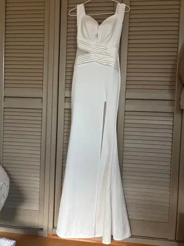 JEWELS 화이트 플레어 드레스 슬릿 포함