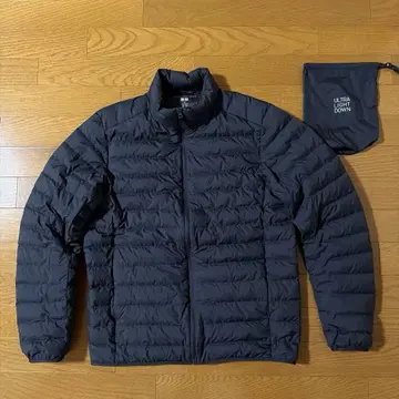 유니클로 울트라 라이트 다운 자켓 사이즈 M 네이비색 파우치 포함