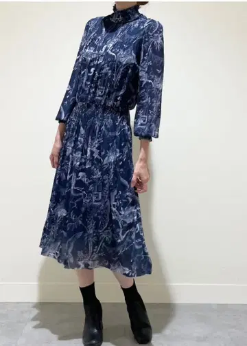 비비안 탐 네이비 공작 프린트 스커트