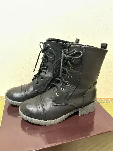 블랙 레이스업 부츠 합성 피혁