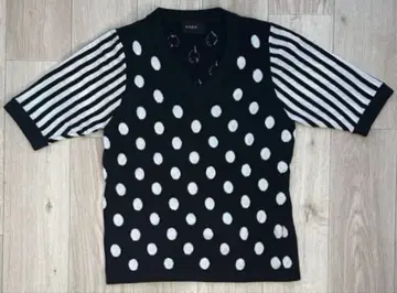 G.V.G.V. 도트 무늬 V넥 반팔 상의