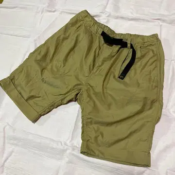 베이지색 숏팬츠 조절 가능 허리