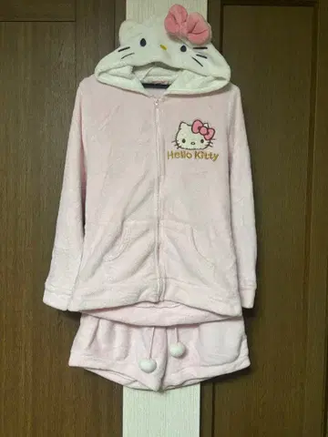 헬로 키티 룸웨어